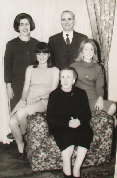 Ardao junto a su madre, su esposa e hijas