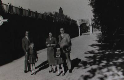 Junto a sus hijas y esposa, en Aranjuez, 1957