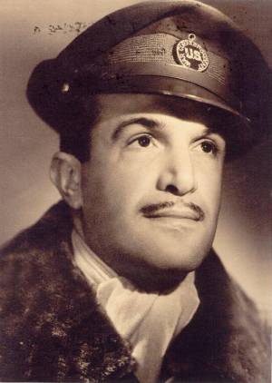 Arturo Despouey como 
corresponsal de guerra de la CBS.