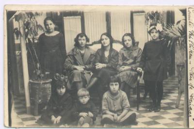 Taller literario juvenil de Pan de Azúcar (1921). BLB sentada al centro. Foto cedida por la Comisión del Patrimonio de Pan de Azúcar