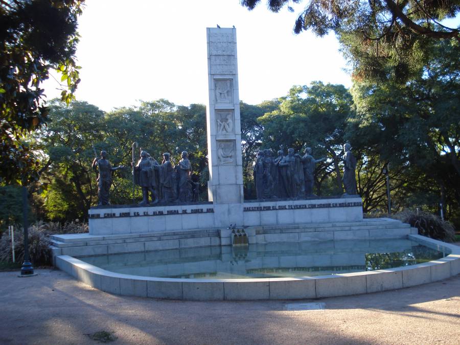 Monumento a José Enrique Rodó, obra de José Belloni inaugurada en 1947...